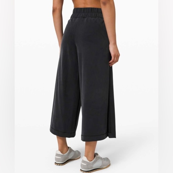 EUC 🍋 Lululemon Seek Softness Mid Rise Crop - Picture 2 of 9